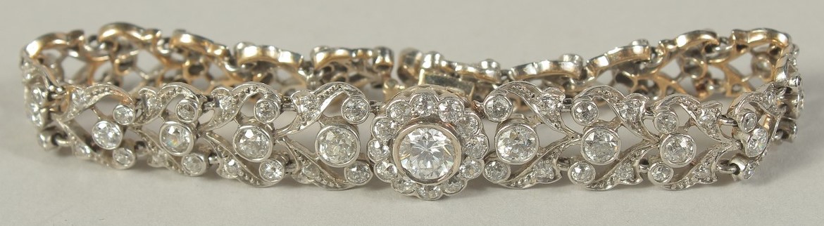 A SUPERB DIAMOND BRACELET set with approx. 7carats of diamonds, with a central stone as a cluster,