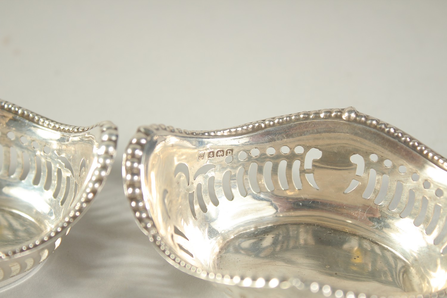 A SET OF FOUR OVAL PIERCED SILVER BON BON DISHES. 3.25ins long. Birmingham 1928. - Image 3 of 6