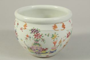 A CHINESE FAMILLE ROSE PORCELAIN JAR. 16cms diameter.