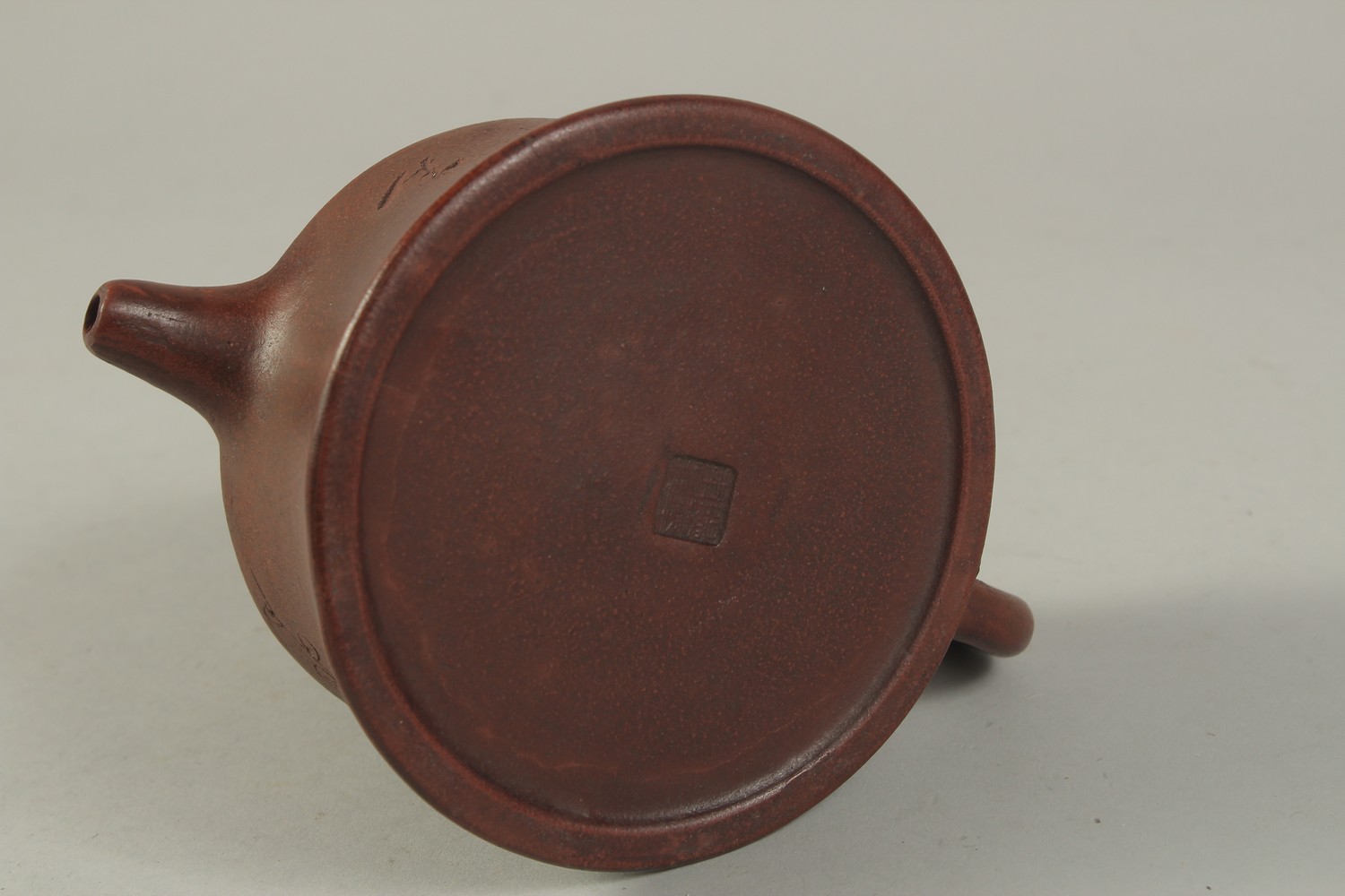 A CHINESE YIXING TEAPOT, with impressed mark to inner lid and base. - Image 4 of 4
