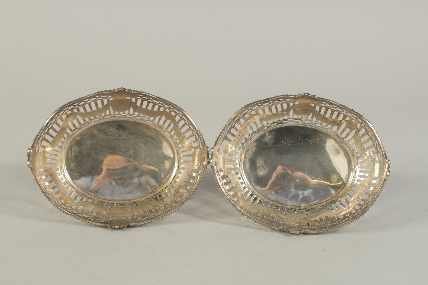 A PAIR OF VICTORIAN SILVER PIERCED OVAL BASKETS with bead edge on four shell feet. 6ins long. London - Image 3 of 6