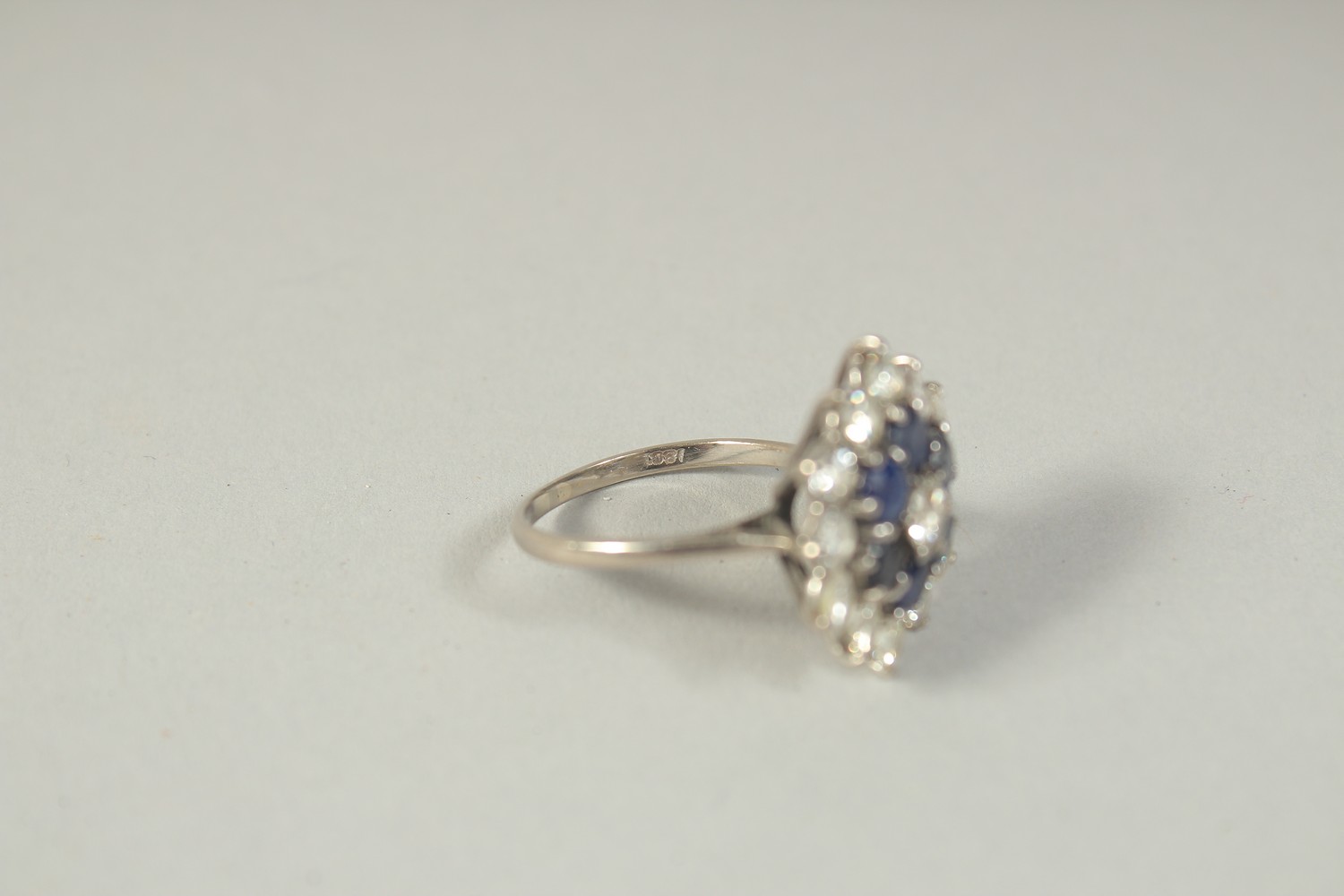 AN 18 CT WHITE GOLD DIAMOND AND SAPPHIRE CLUSTER RING. - Image 4 of 4