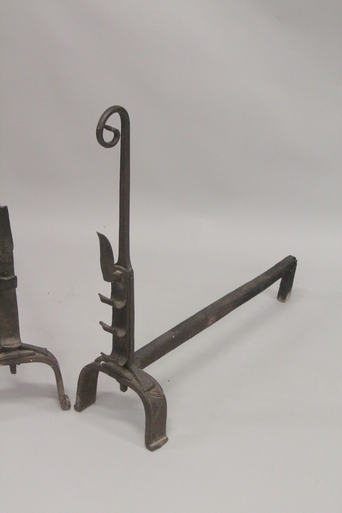 A GOOD PAIR OF EARLY WROUGHT IRON FIRE DOGS with curving tops. 31ins high, 28ins long - Bild 3 aus 3