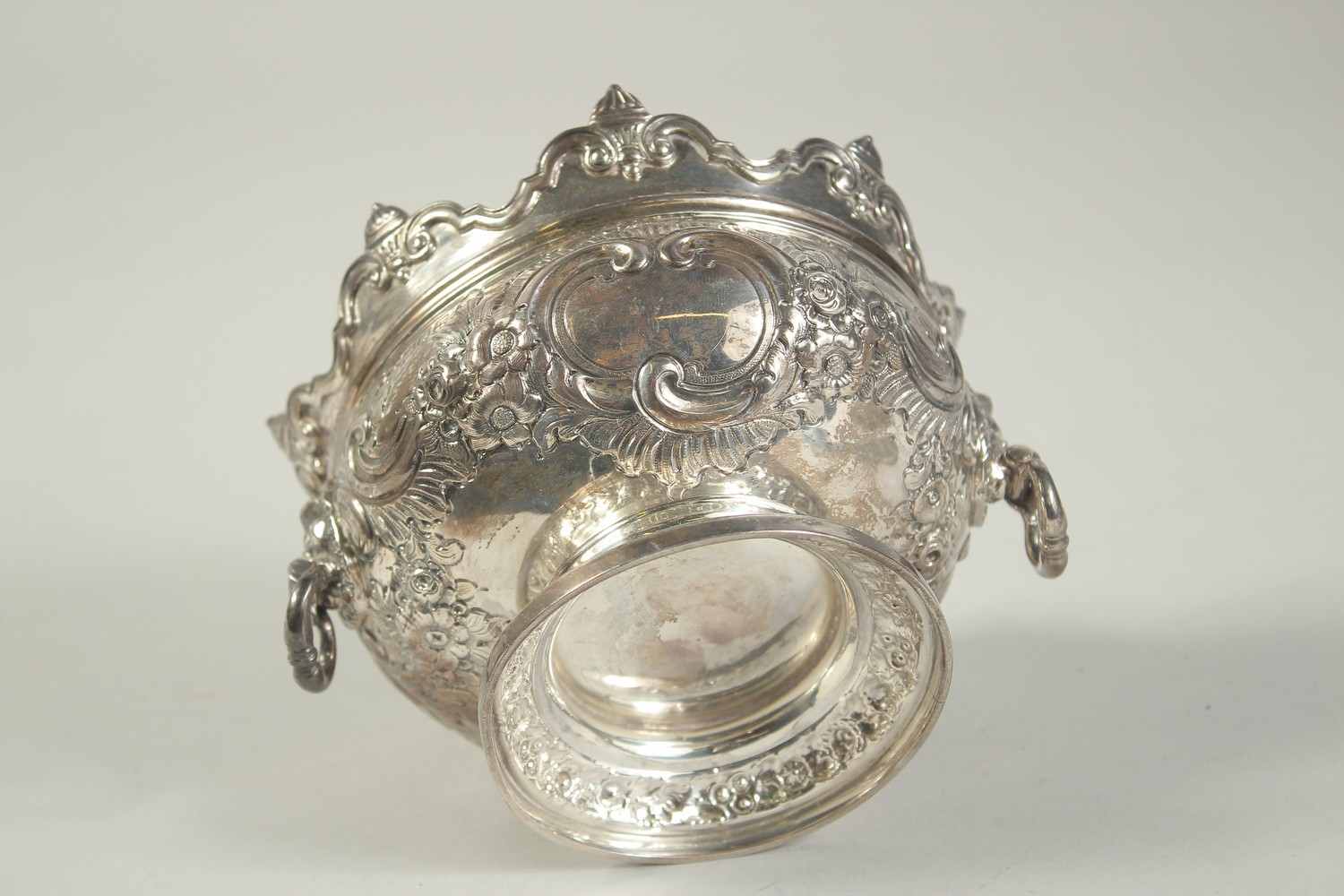 A GOOD SMALL SILVER MONTEITH BOX with repousse decoration and lion ring handles. 5.25ins diameter. - Image 6 of 7
