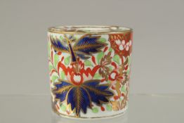 A CHAMBERLAIN'S WORCESTER DRUM INKWELL, painted in the imari style with the Thumb & Finger pattern