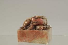 A CHINESE CARVED SOAPSTONE DOG SEAL. 5.5cms x 4.5cms.