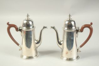 A GOOD PAIR OF GEORGIAN DESIGN TAPERING COFFEE POTS with wooden handles. Birmingham, 1928. Weight: