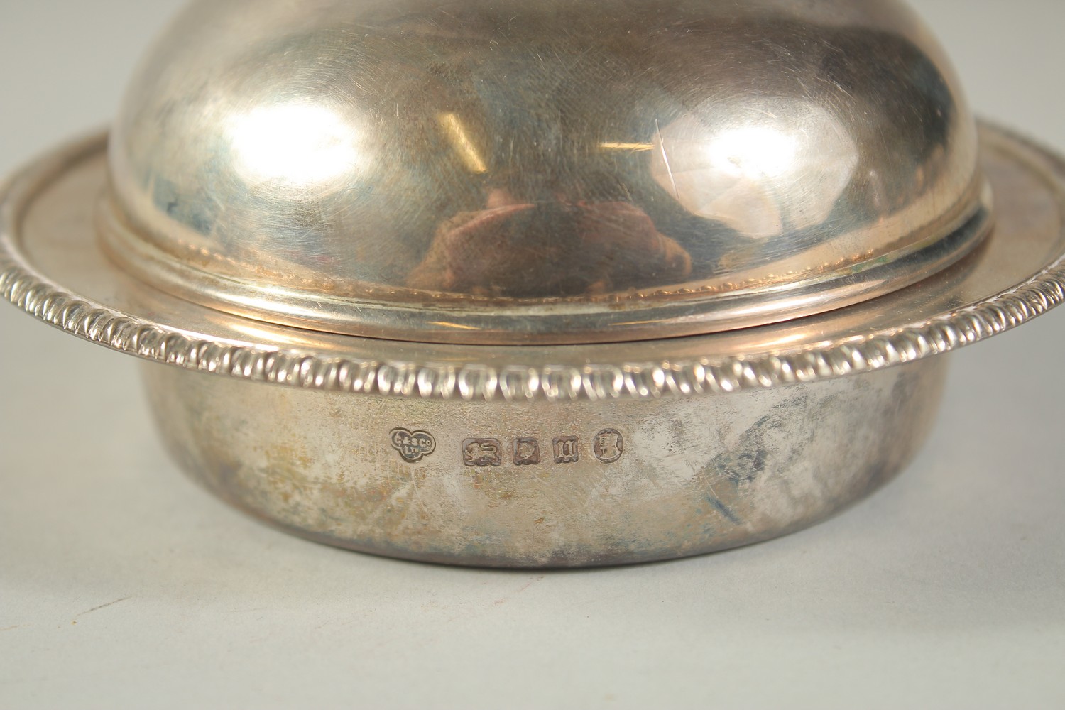 A GOLDSMITH & SILVERSMITH Co. CIRCULAR SILVER BUTTER DISH AND COVER. 5ins high. London 1925. - Image 6 of 6