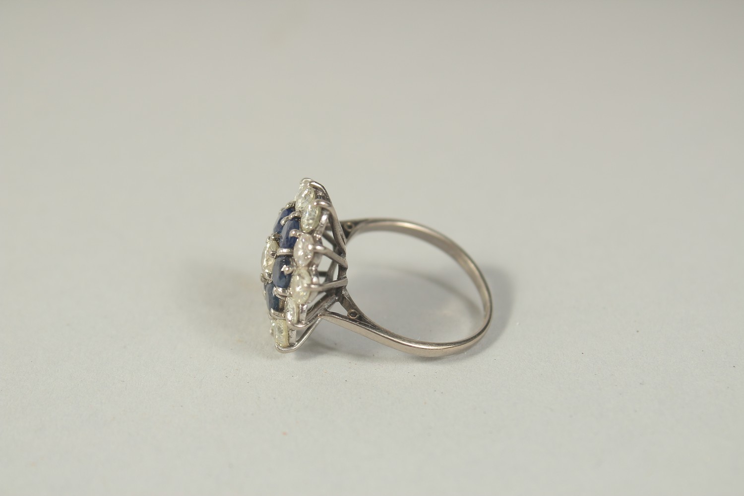 AN 18 CT WHITE GOLD DIAMOND AND SAPPHIRE CLUSTER RING. - Image 2 of 4