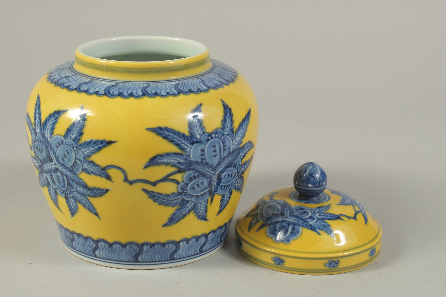 A CHINESE YELLOW GROUND BLUE AND WHITE PORCELAIN JAR AND COVER. 17cms high. - Image 3 of 3