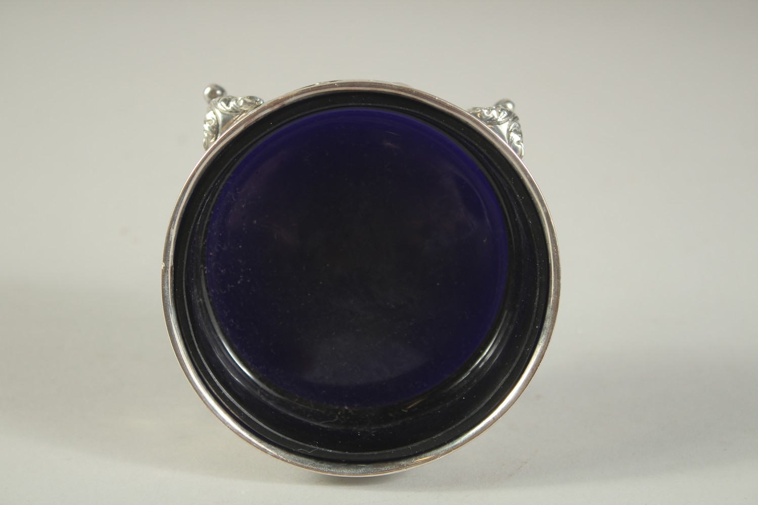 A GOOD LARGE SILVER CIRCULAR SALT with sapphire blue liner repousse side with cupids, supported on - Bild 5 aus 6