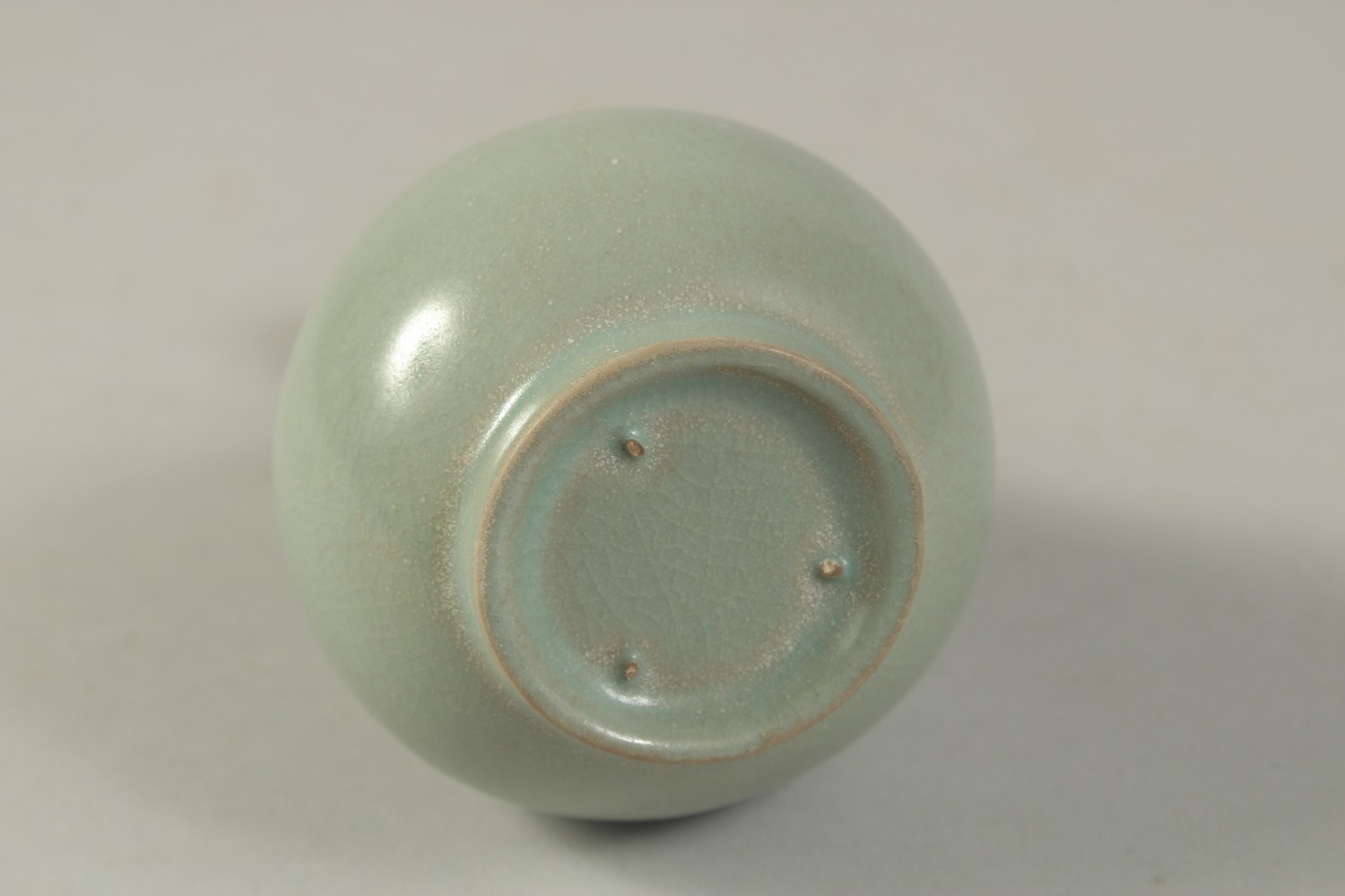 A CHINESE CELADON GLAZED RU WARE VASE. 13.5cms high. - Image 4 of 4