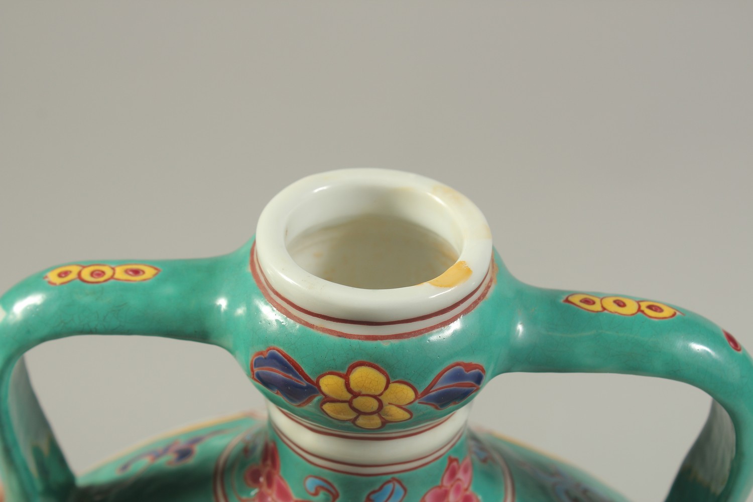 A CHINESE POLYCHROME TWIN-HANDLE DRAGON MOONFLASK VASE. 28.5cms high. - Image 4 of 5