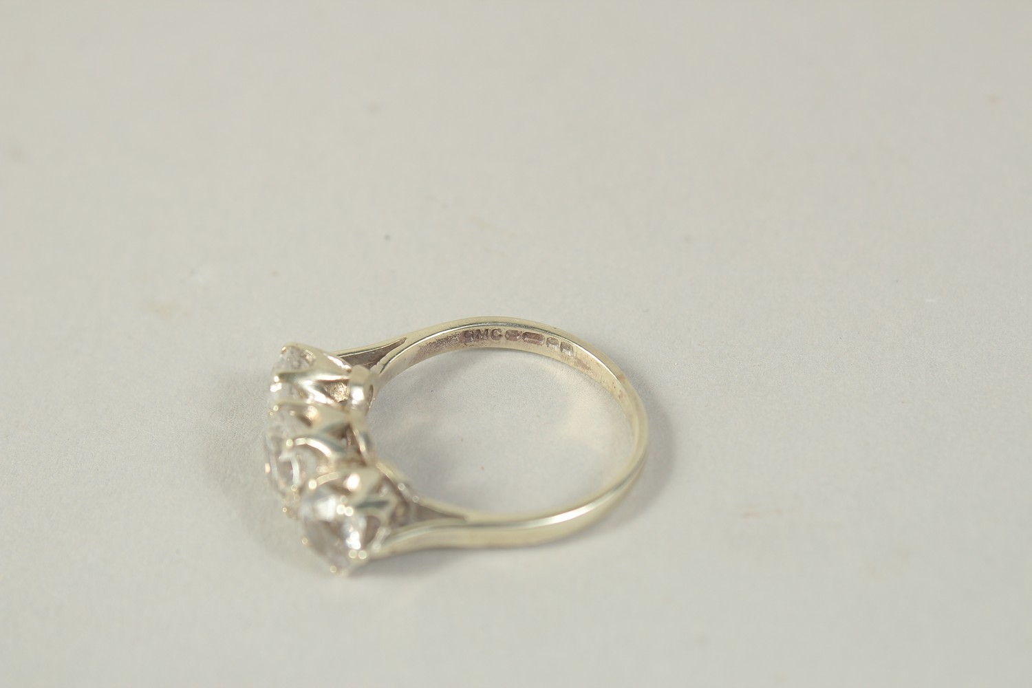 A 9CT WHITE GOLD CUBIC ZIRCONIA THREE STONE RING - Image 3 of 3