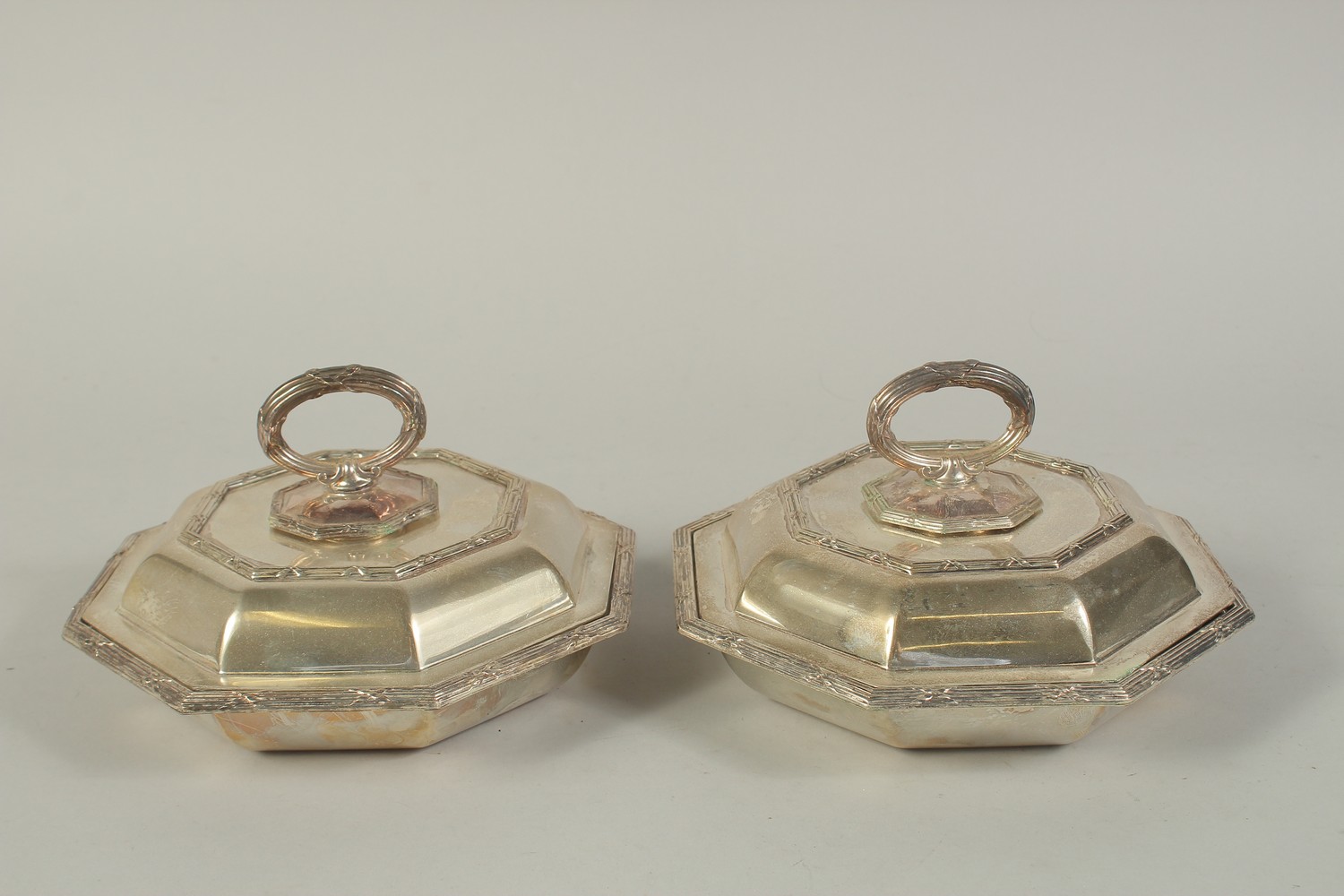 A PAIR OF OCTAGONAL ENTREE DISHES, COVER AND HANDLES. 8ins