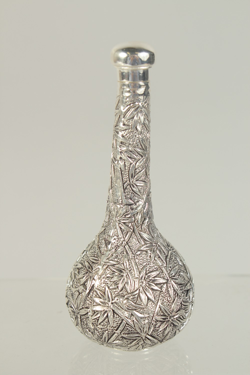 A SMALL ORIENTAL PERFUME BOTTLE 4ins - Image 2 of 4