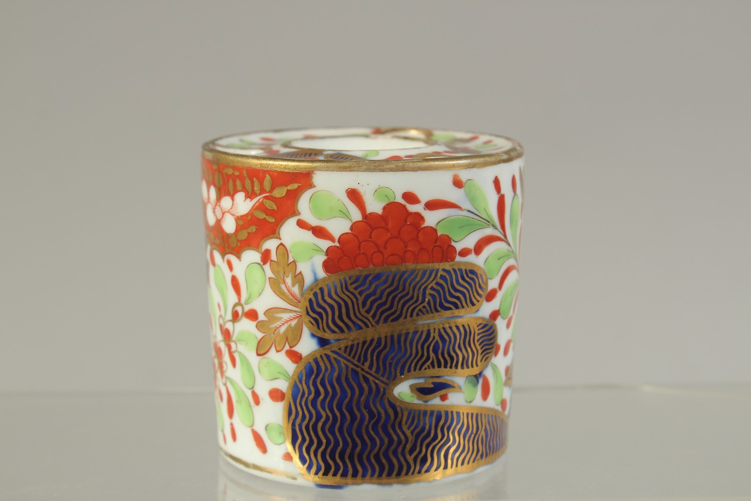 A CHAMBERLAIN'S WORCESTER DRUM INKWELL, painted in the imari style with the Thumb & Finger pattern - Image 2 of 5