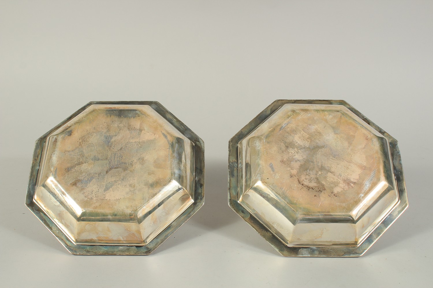 A PAIR OF OCTAGONAL ENTREE DISHES, COVER AND HANDLES. 8ins - Image 5 of 5