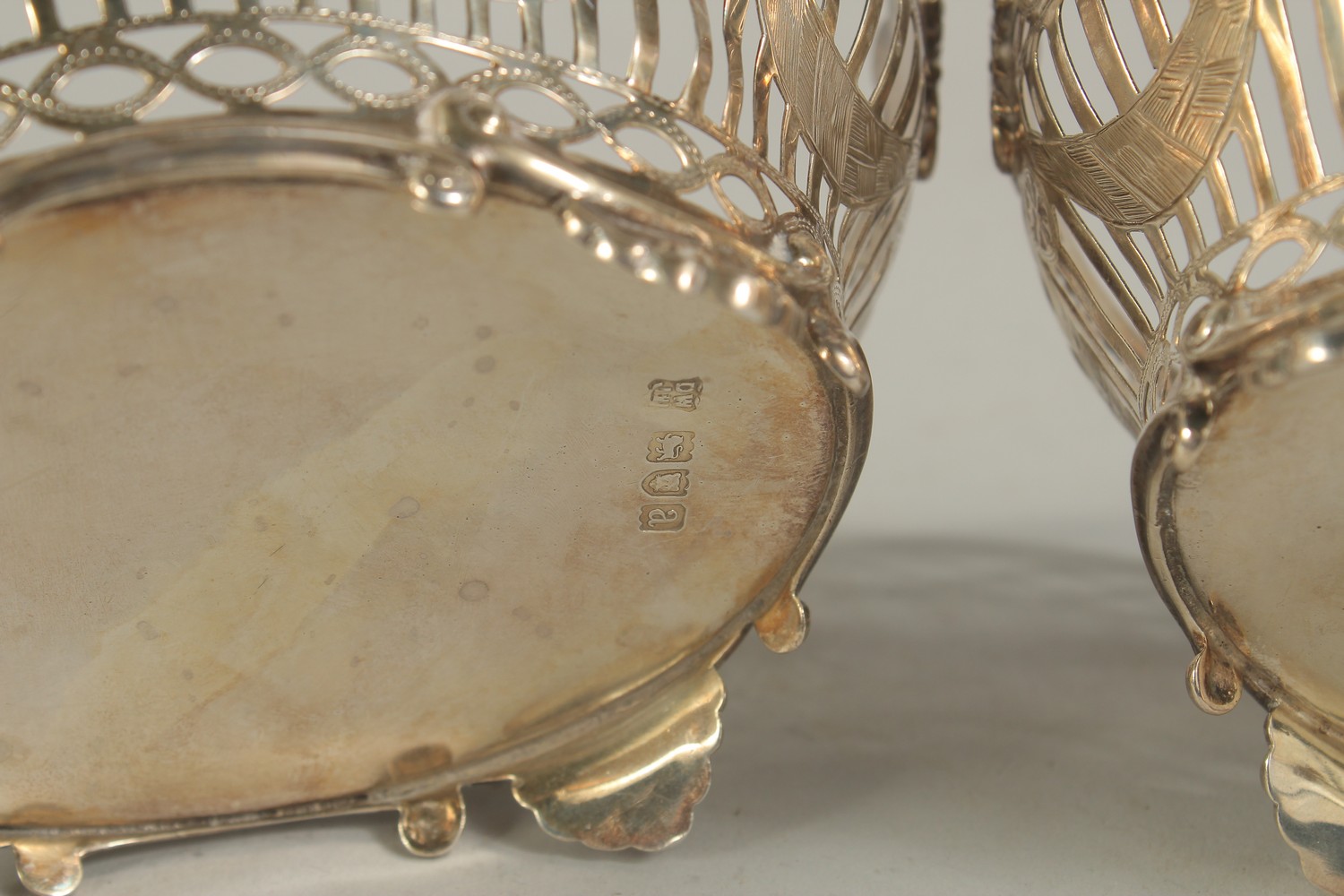 A PAIR OF VICTORIAN SILVER PIERCED OVAL BASKETS with bead edge on four shell feet. 6ins long. London - Image 5 of 6