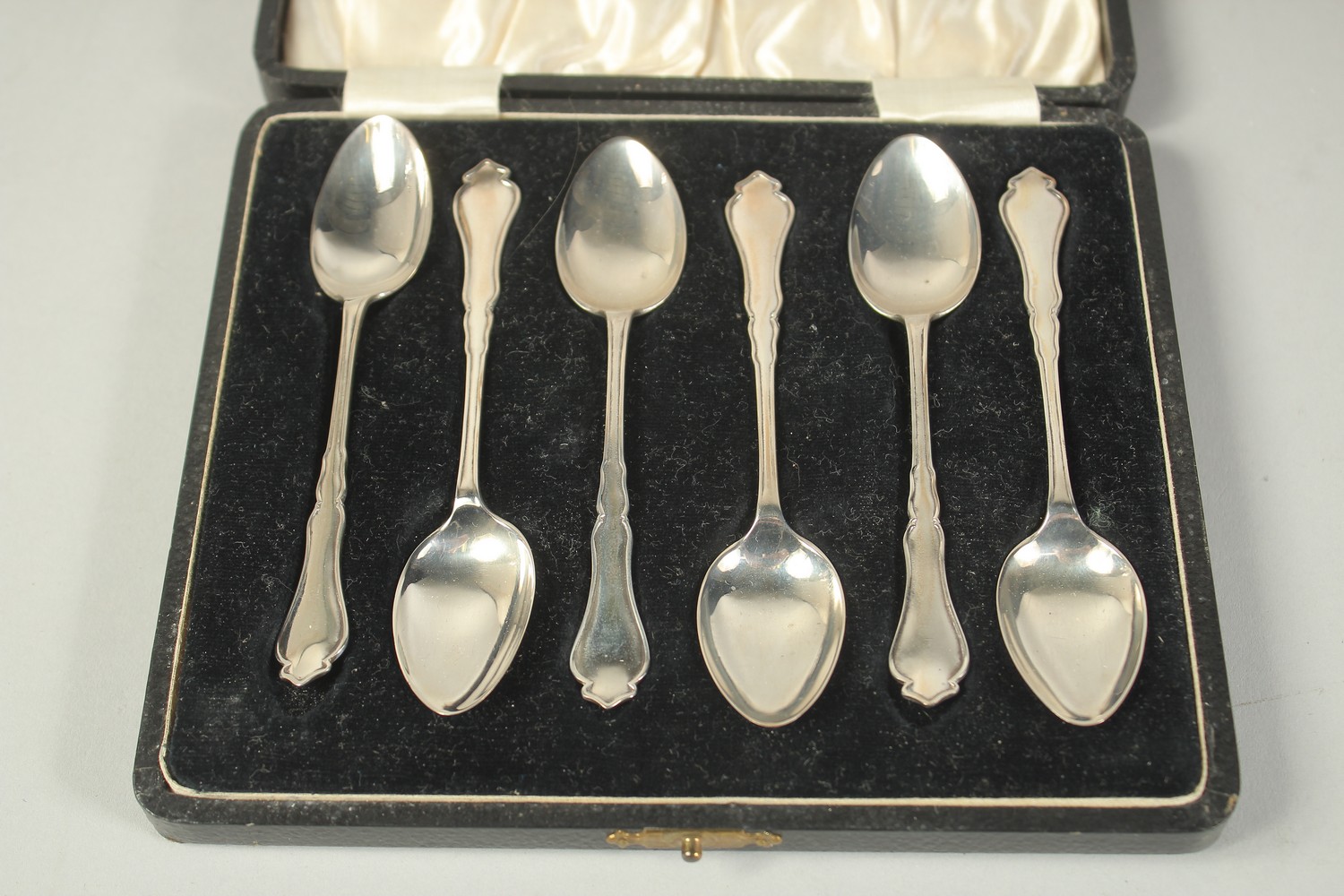 A SET OF SIX SILVER TEA SPOONS in a fitted case. Birmingham 1930.