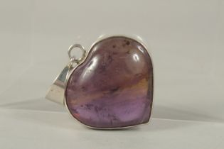 A LARGE SILVER AND MOTTLED STONE PENDANT.