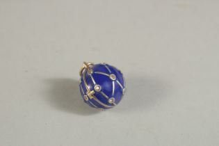 A SILVER AND BLUE ENAMEL BALL LOCKET. 2cms diameter. 8.7gms.