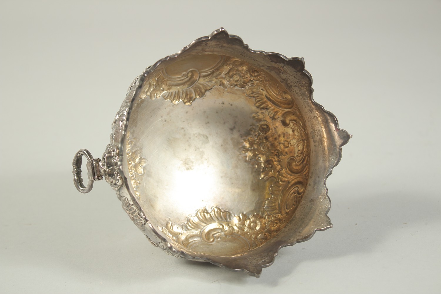 A GOOD SMALL SILVER MONTEITH BOX with repousse decoration and lion ring handles. 5.25ins diameter. - Image 5 of 7