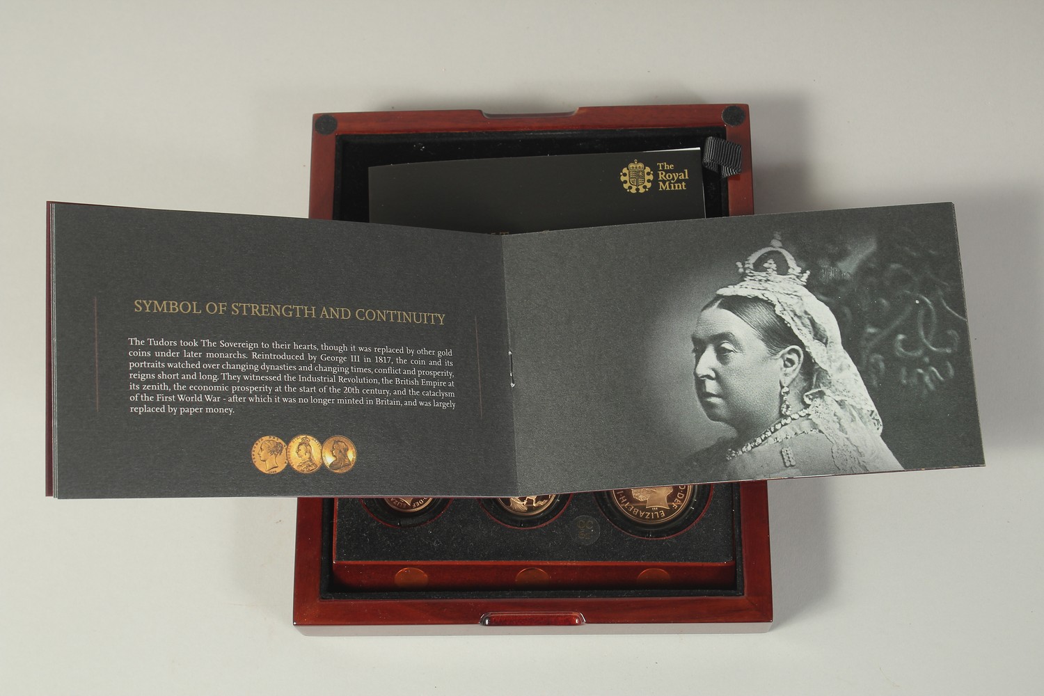 THE ROYAL MINT. THE SOVEREIGN 2015 THREE COIN, PREMIUM GOLD PROOF COIN SET. No. 006. Double - Image 4 of 4