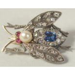 A VERY GOOD EDWARDIAN DIAMOND, SAPPHIRE AND PEARL BEE BROOCH.