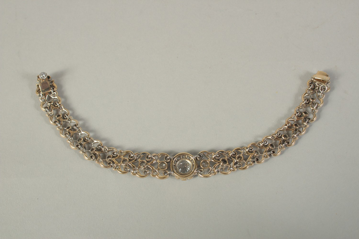 A SUPERB DIAMOND BRACELET set with approx. 7carats of diamonds, with a central stone as a cluster, - Image 5 of 5