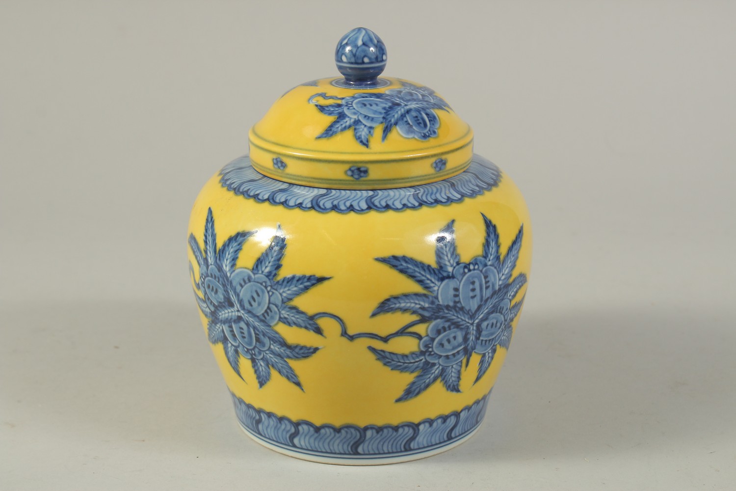 A CHINESE YELLOW GROUND BLUE AND WHITE PORCELAIN JAR AND COVER. 17cms high. - Image 2 of 3