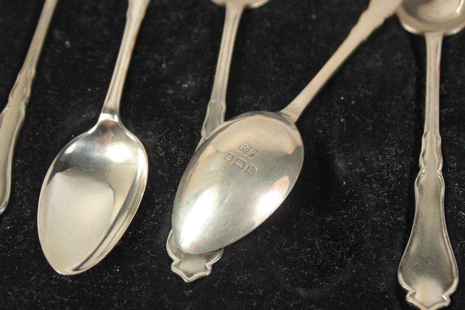 A SET OF SIX SILVER TEA SPOONS in a fitted case. Birmingham 1930. - Image 2 of 3