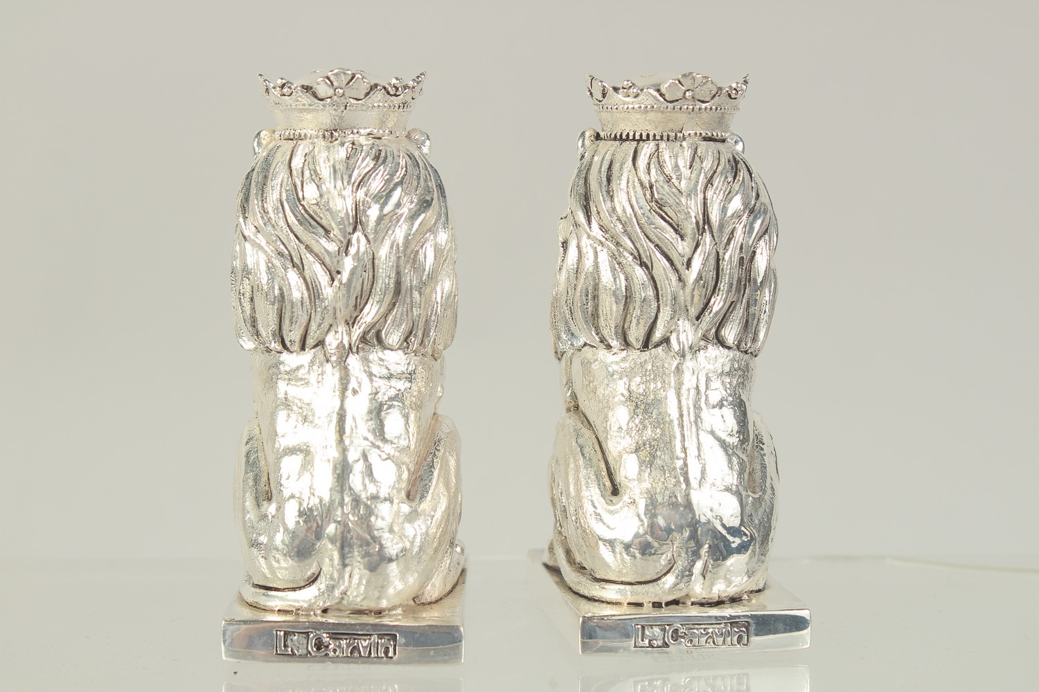 A PAIR OF SILVER PLATED ROYAL LIONS SALT AND PEPPERS. 3.25 - Image 2 of 3