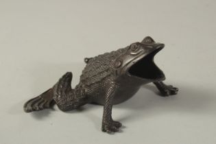 A CHINESE BRONZE FROG. 4cms.