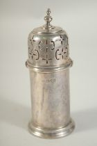 A DRUM SILVER SUGAR CASTOR. 6ins high. London 1906. Weight: 6ozs.