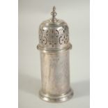 A DRUM SILVER SUGAR CASTOR. 6ins high. London 1906. Weight: 6ozs.