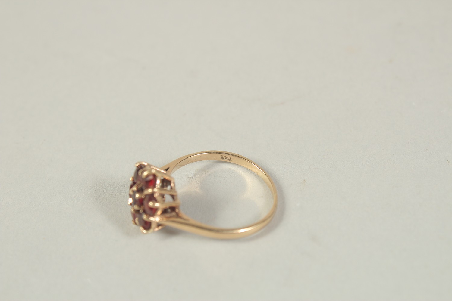 A 9CT GOLD GARNET FLOWER CLUSTER RING - Image 3 of 4