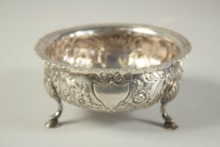 A WEST AND SON SILVER CIRCULAR SUGAR BOWL with repousse decoration, on three pad feet. 5ins