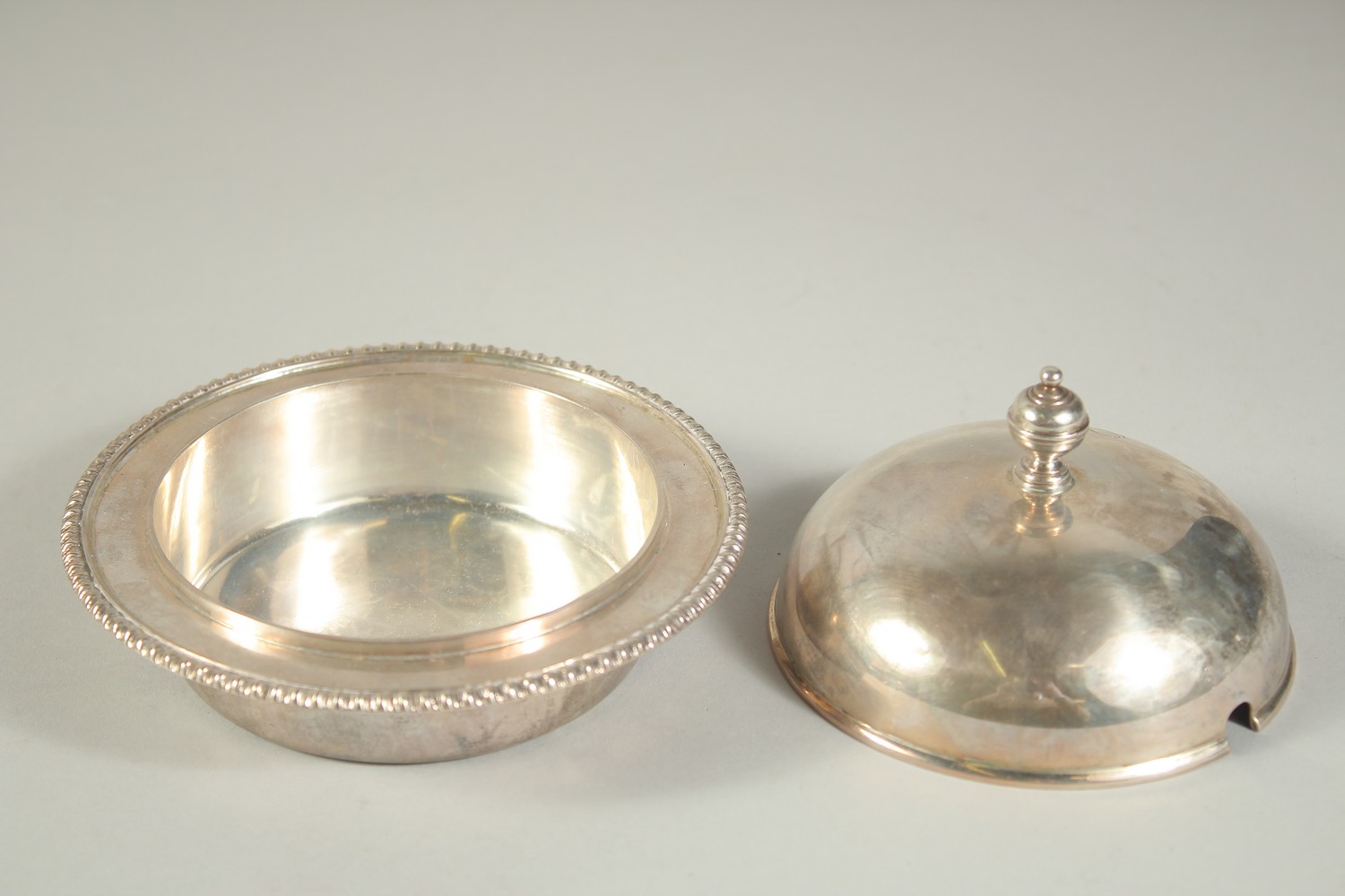 A GOLDSMITH & SILVERSMITH Co. CIRCULAR SILVER BUTTER DISH AND COVER. 5ins high. London 1925. - Image 3 of 6