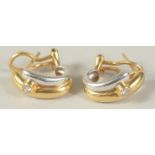 AN PAIR OF 18CT GOLD DIAMOND EARRINGS