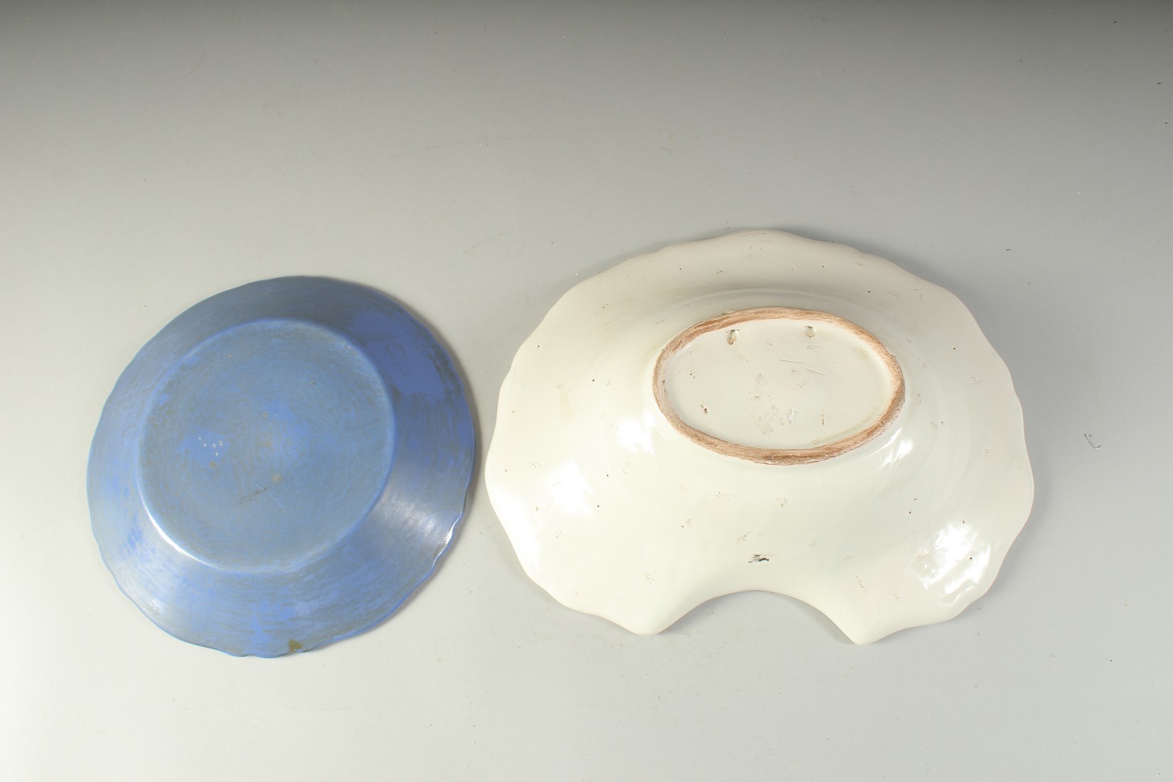 A FAIENCE SHAVING DISH AND A PLATE (2). - Image 2 of 2