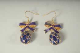 A GOOD PAIR OF RUSSIAN SILVER AND BLUE ENAMEL EGG EARRINGS with bow.