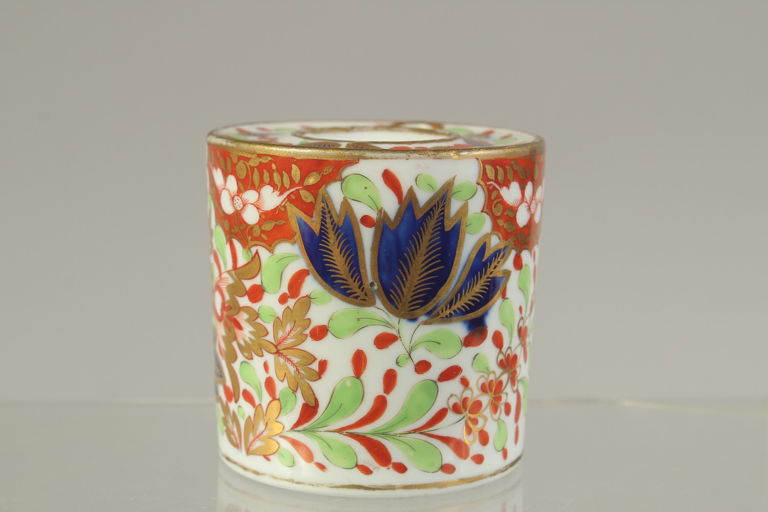 A CHAMBERLAIN'S WORCESTER DRUM INKWELL, painted in the imari style with the Thumb & Finger pattern - Image 3 of 5