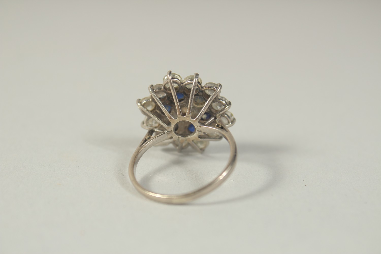 AN 18 CT WHITE GOLD DIAMOND AND SAPPHIRE CLUSTER RING. - Image 3 of 4