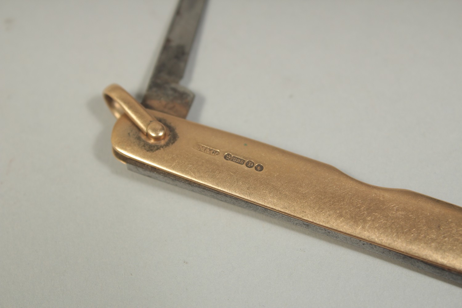 A 15CT GOLD POCKET KNIFE stamped: 15 & .625. Maker: S Morden & Co. 3ins long. - Image 4 of 5