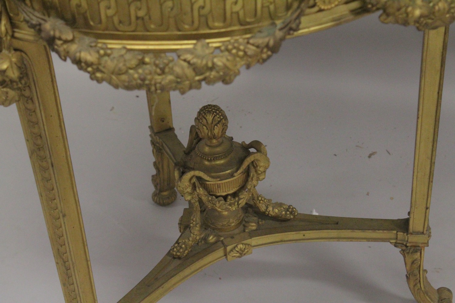 A GOOD EARLY / MID CENTURY CONTINENTAL ORMOLU AND MARBLE GUERIDON with a circular Giallo Siena - Bild 4 aus 4