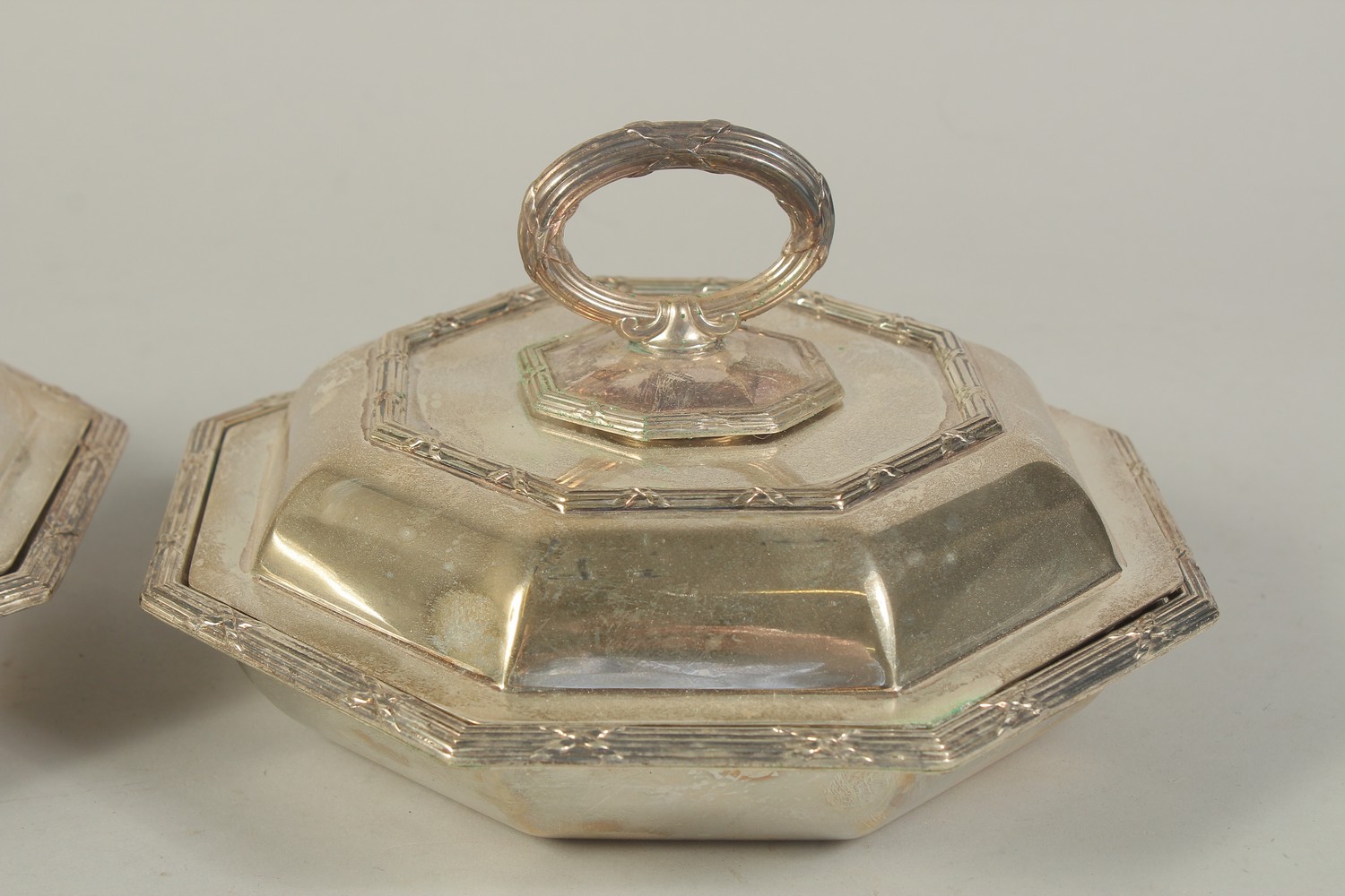 A PAIR OF OCTAGONAL ENTREE DISHES, COVER AND HANDLES. 8ins - Image 3 of 5