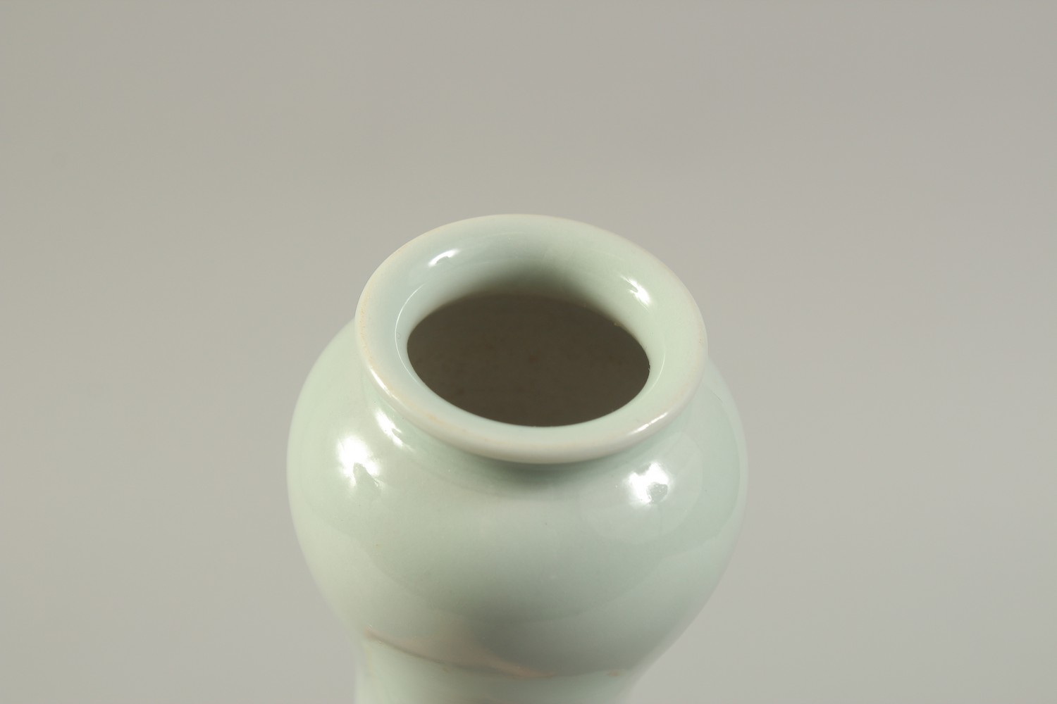 A CHINESE PORCELAIN 'GARLIC HEAD' DRAGON VASE. 28cms high. - Image 3 of 4