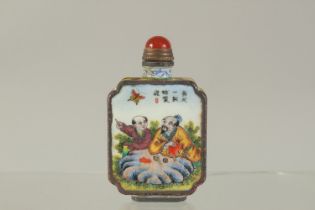 A CHINESE ENAMEL SNUFF BOTTLE AND STOPPER. 2.75cms.