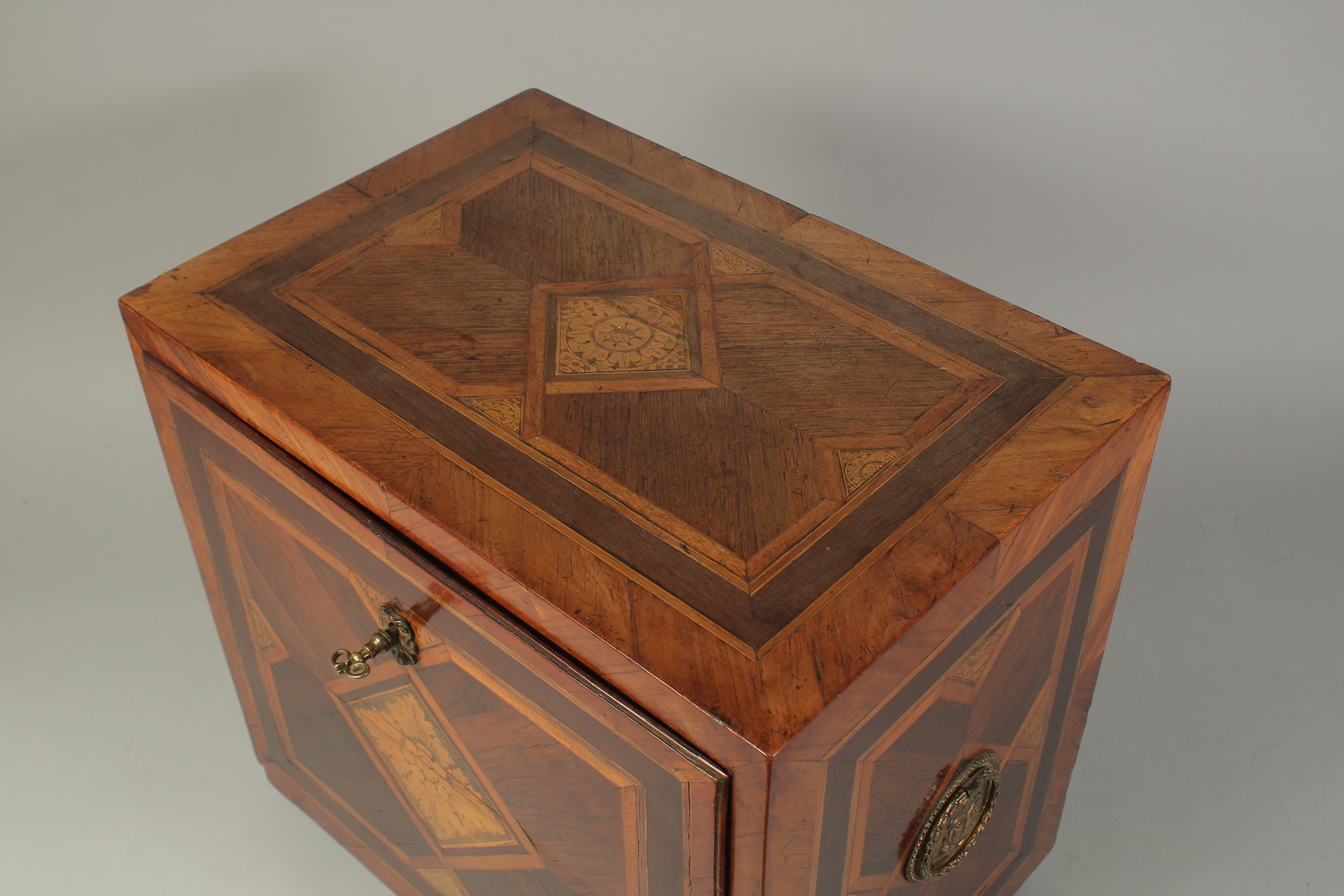 A GOOD 18TH CENTURY PORTUGUESE DESK TOP CABINET, inlaid with various coloured woods, the flap - Image 3 of 7